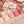 Roze en bloemen katoenen bankhoes met patchwork design, decoratieve kussens en een boek, ideaal voor woonkamerinrichting en bescherming.