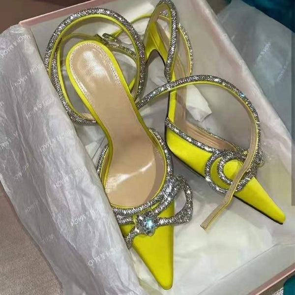 Gele damesschoenen met hoge hakken en strassdetails in een doos, elegante pumps voor feestelijke gelegenheden, modieuze en opvallende stijl.