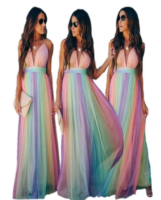 Regenboogjurk met spaghetti bandjes, haltertop en lange rok. Perfect voor zomerfeesten en gala's. Trendy damesmode, kleurrijk en elegant.