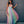 Vrouw in lange regenboogjurk met spaghettibandjes, haltertop en vloeiende rok, ideaal voor zomerfeesten en gala's. Trendy damesmode.
