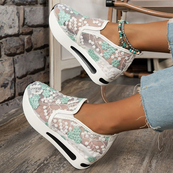 Dames sneakers met bloemenkant, verhoogde zool, casual stijl, turquoise en witte kleuren, comfortabele pasvorm, perfect voor dagelijks gebruik.