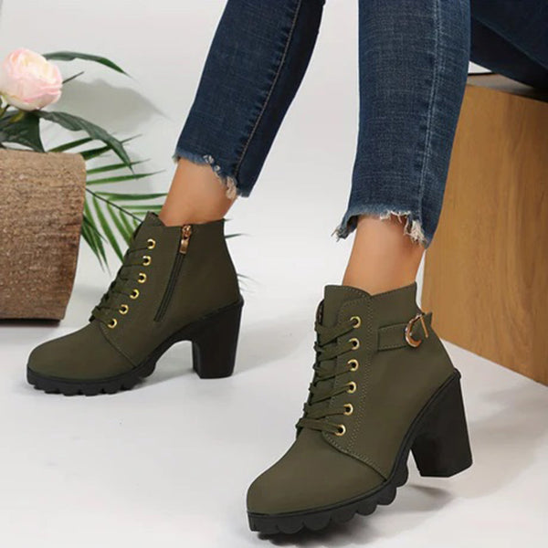 Groene dameslaarzen met hoge hakken en veters, gedragen met gescheurde jeans. Modieuze enkellaarzen, perfect voor casual en trendy outfits.