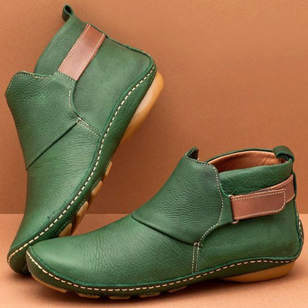 Groene leren enkellaarsjes met bruine accenten, comfortabele zool en stiksels, perfect voor casual en stijlvolle outfits. Ideaal voor herfstmode.