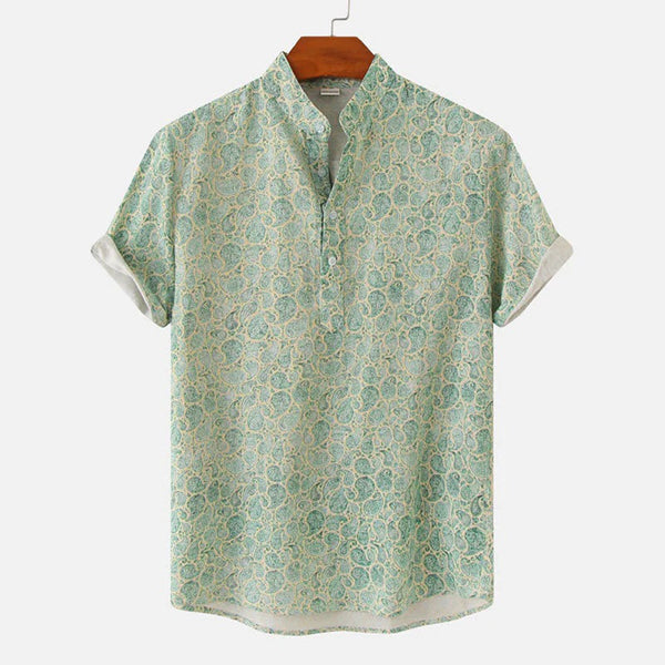 Groene herenoverhemd met korte mouwen en opstaand kraagje, versierd met een delicaat paisley-patroon. Perfect voor casual en zomerse outfits.