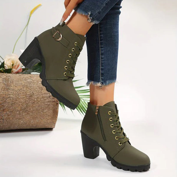 Groene dameslaarzen met hoge hak, veters en ritssluiting, gedragen met jeans. Stijlvolle enkellaarzen voor herfstmode. Perfect voor casual outfits.