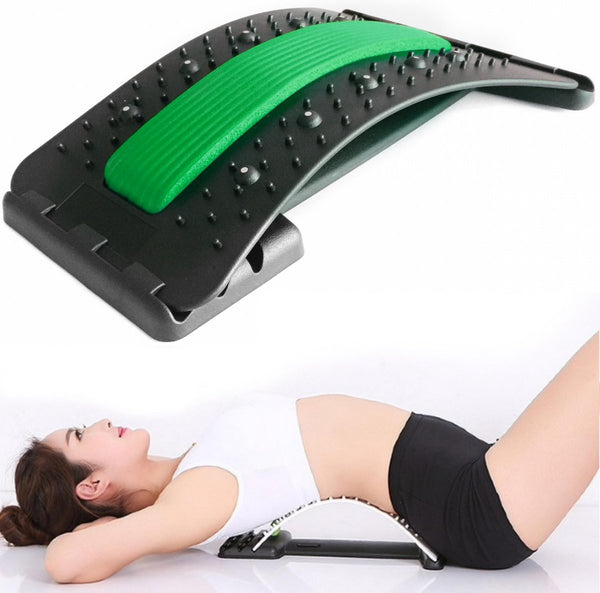 Groene rugstretcher met acupressuurpunten, gebruikt door vrouw liggend op de grond. Ideaal voor rugpijnverlichting en houdingcorrectie.