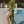 Vrouw in groene jurk met hoge split bij zwembad, zomermode, trendy outfit, buiten, zonnig weer, stijlvolle kleding, vakantie look.
