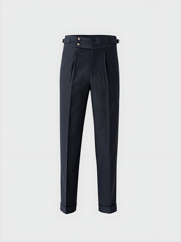 Donkerblauwe Gurkha-broek met dubbele knoopsluiting en plooien, ideaal voor formele gelegenheden. Stijlvolle herenmode, klassieke pasvorm.