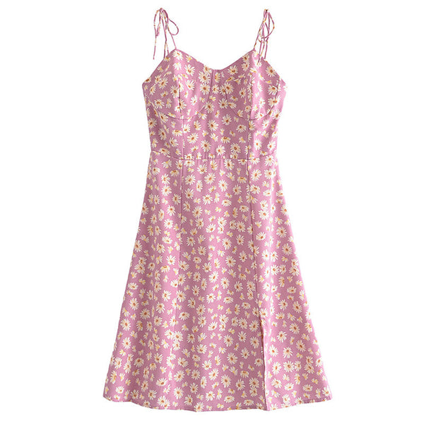 Roze zomerjurk met gele bloemenprint, spaghetti bandjes en A-lijn pasvorm. Perfect voor casual en zomerse outfits. Trendy damesmode.