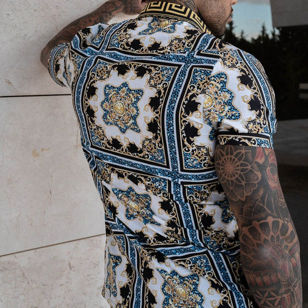 Stijlvolle herenoverhemd met barokprint, blauwe en gouden patronen, korte mouwen, ideaal voor modieuze casual outfits en zomerse gelegenheden.