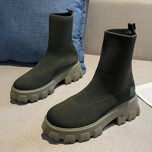 Donkergroene soklaarzen met dikke rubberen zool, gebreid bovenwerk, modieus en comfortabel, perfect voor casual en urban outfits.