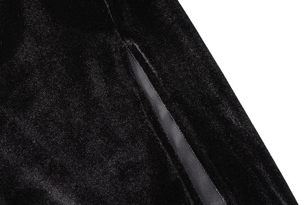 Zwarte fluwelen stof close-up met zichtbare naad, luxe textiel, glanzende afwerking, geschikt voor modeontwerp en interieurdecoratie.