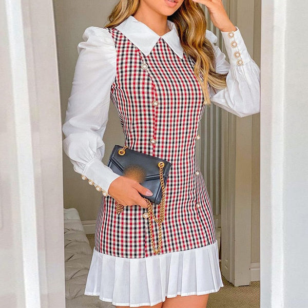 Vrouw in geruite jurk met witte kraag en plissérok, houdt zwarte clutch met gouden ketting. Modieuze dameskleding, elegante outfit.