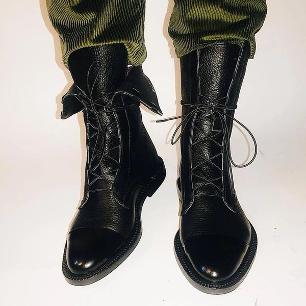 Zwarte leren veterlaarzen met glanzende neus, gedragen met groene corduroy broek. Modieuze dameslaarzen, herfstmode, casual stijl.