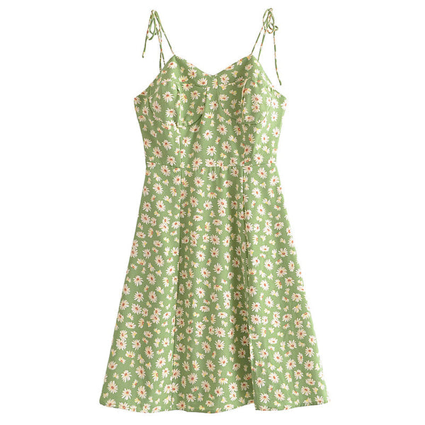 Groene zomerjurk met witte bloemenprint, spaghetti bandjes en A-lijn pasvorm. Perfect voor casual lente- en zomermode.