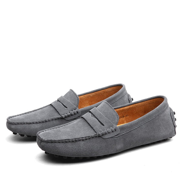 Grijze suède loafers voor heren, casual instappers met antislipzool. Stijlvolle en comfortabele schoenen voor dagelijks gebruik.