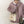 Vrouw met roze oversized trui en schapenvacht schoudertas. Modieuze winteroutfit, casual stijl, trendy accessoires, comfortabele kleding.