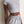 Grijze dames crop top en joggingbroek set, casual sportieve outfit, comfortabele loungewear, trendy mode voor thuis of sportschool.
