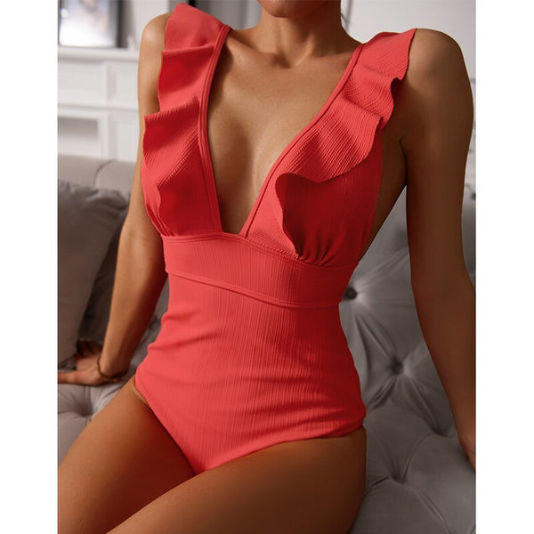 Rode badpak met diepe V-hals en ruches, vrouwelijk ontwerp, strandmode, zomerkleding, trendy badmode, elegante pasvorm, comfortabele stof.