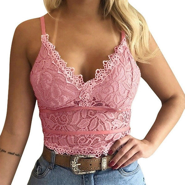 Roze kanten crop top met spaghettibandjes, gedragen door vrouw. Modieuze zomerse outfit, perfect voor casual en trendy stijlen.