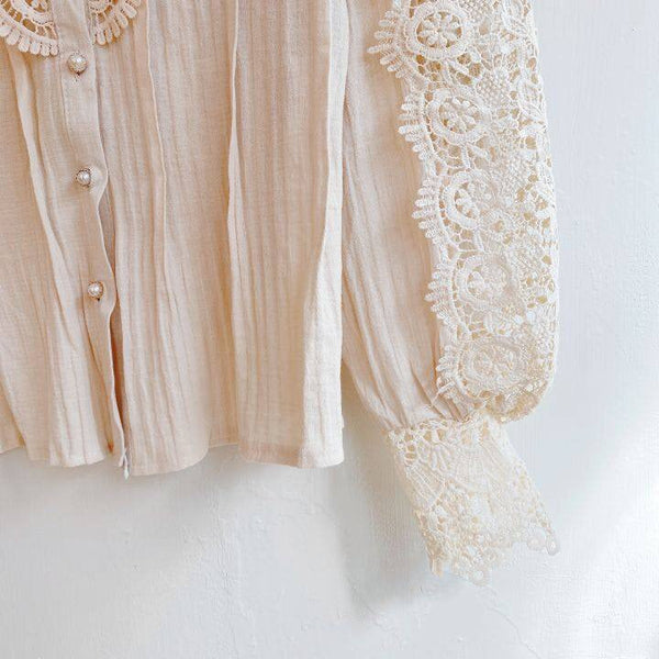 Beige blouse met kanten mouwen en parelknopen, elegante damesmode, vintage stijl, gedetailleerd kantwerk, romantische kleding, boho chic.