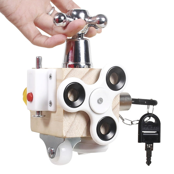 Hand houdt houten Montessori-speelgoed vast met metalen kraan, fidget spinner, wieltje en sleutel. Educatief speelgoed voor kinderen.