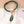 Groene malachiet armband met goudkleurige sluiting en parelhanger, elegant sieraad voor dames, handgemaakt, luxe accessoire, modieuze polsband.