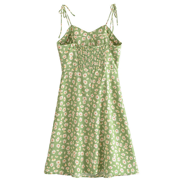 Groene zomerjurk met bloemenprint, verstelbare spaghettibandjes en gesmokte taille. Perfect voor casual en zomerse outfits.