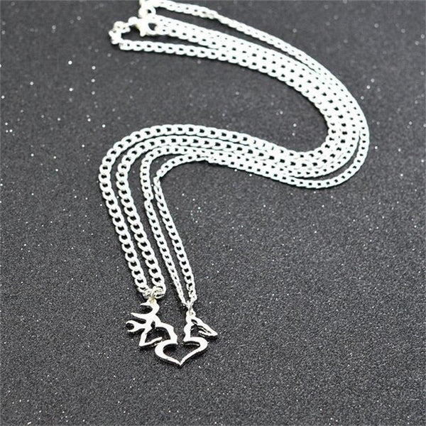 Zilveren ketting met hart- en "love" hangers op zwarte achtergrond, sieradenaccessoire, romantisch cadeau, modieuze damesketting.