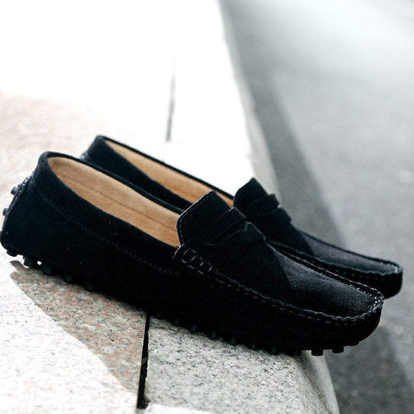 Zwarte suède loafers voor heren met rubberen noppenzool, stijlvolle instappers voor dagelijks gebruik, comfortabele en modieuze herenschoenen.