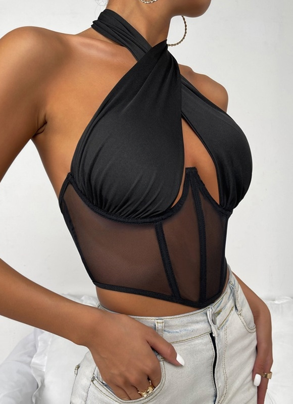 Zwarte haltertop met mesh details, gedragen door model. Trendy damesmode, sexy crop top, perfecte zomeroutfit, stijlvolle kleding voor uitgaan.