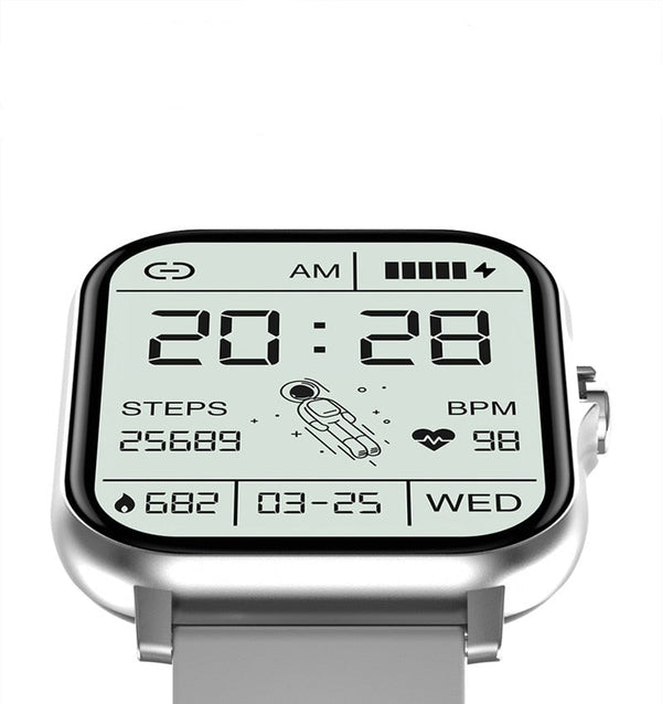 Zilveren smartwatch met digitaal display, toont tijd, stappen, hartslag en datum. Modern ontwerp, ideaal voor fitness en gezondheidstracking.