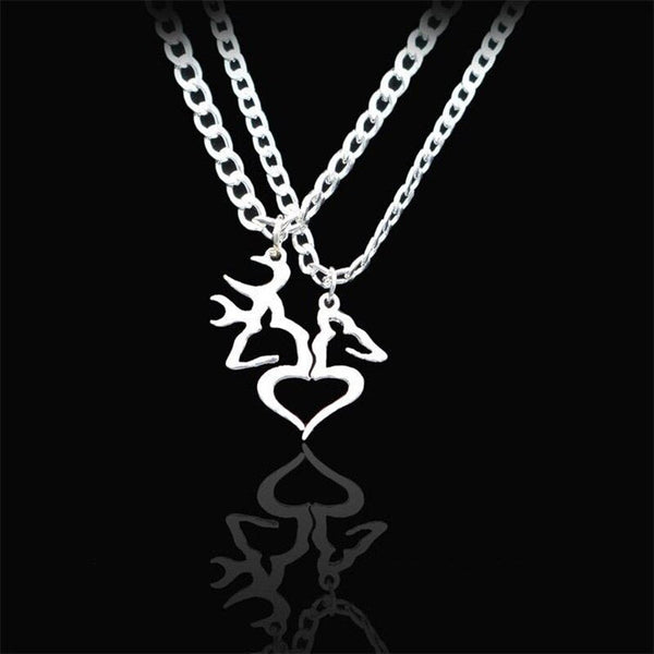 Zilveren ketting met paard en hart hanger, elegante sieraden voor paardenliefhebbers, glanzend ontwerp op zwarte achtergrond.