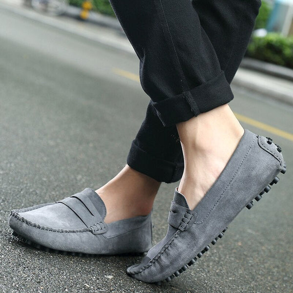Grijze suède loafers voor heren op straat, comfortabele casual schoenen, stijlvolle mocassins met antislipzool, ideaal voor dagelijks gebruik.