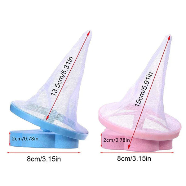 Twee wasmachine pluizenfilters in blauw en roze, met afmetingen. Herbruikbare netzakjes voor het opvangen van haren en pluizen tijdens het wassen.