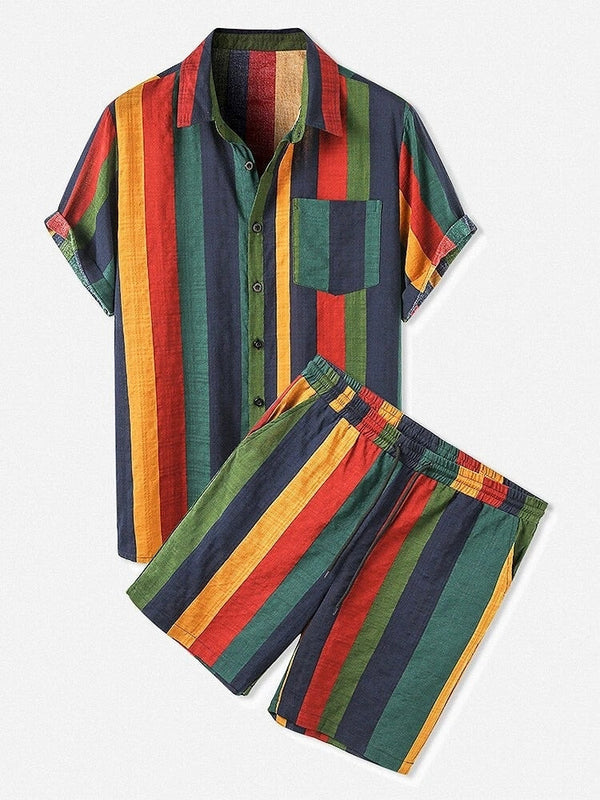 Gestreept heren zomeroutfit met korte mouwen en korte broek, kleurrijk design in rood, groen, geel en blauw. Perfect voor casual zomermode.