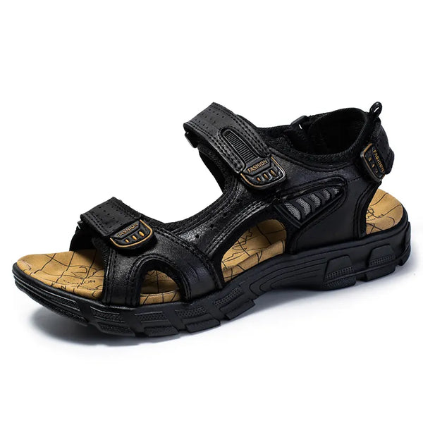 Zwarte leren herensandaal met verstelbare klittenbandsluitingen en comfortabele zool, ideaal voor zomerse wandelingen en casual gebruik.