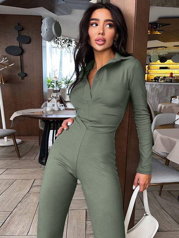Vrouw in groene jumpsuit in modern café, met handtas. Stijlvolle mode, trendy outfit, casual chique look. Perfect voor stedelijke lifestyle.