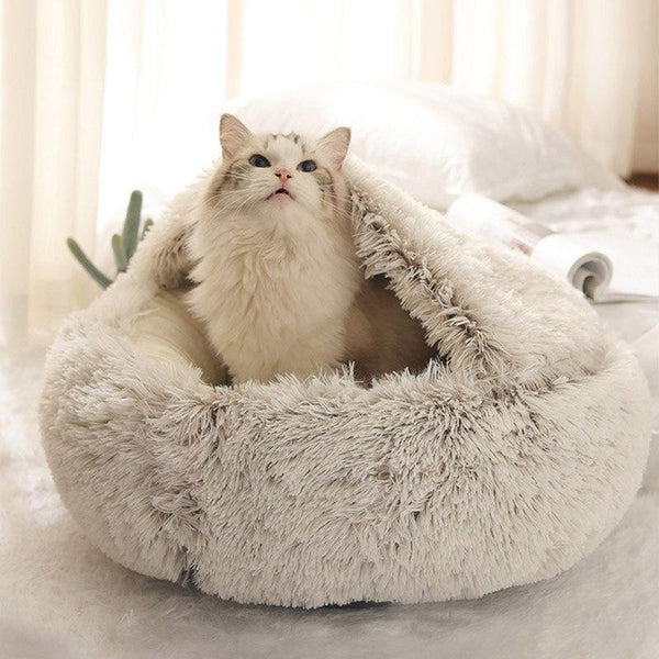 Witte kat in een zachte, pluche kattenmand, omgeven door lichte gordijnen. Comfortabele kattenbedden, huisdieraccessoires, gezellig huisdiermeubilair.