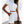 Vrouw in witte crop top en shorts, zomerse outfit, casual mode, stijlvolle kleding, comfortabele pasvorm, trendy dameskleding, zonnige dag.