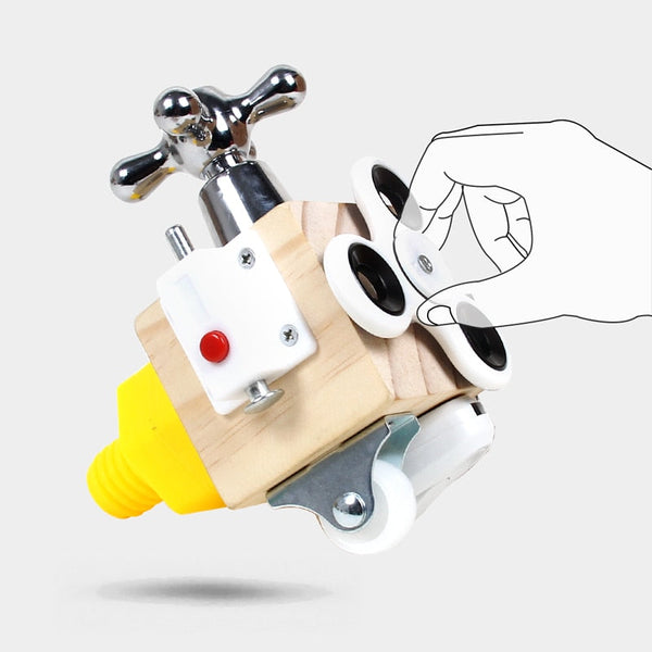 Houten fidget cube met metalen kraan, gele schroef en wielen. Hand draait schijf. Stressverlichter speelgoed voor volwassenen en kinderen.