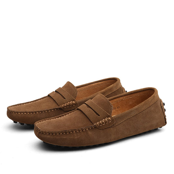 Bruine suède loafers voor heren met antislipzool, stijlvolle instappers voor dagelijks gebruik. Comfortabele en modieuze herenschoenen.