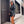 Vrouw in zwarte leren blazer en zonnebril, straatmode, stedelijke achtergrond, trendy outfit, moderne stijl, mode-accessoires, stadswandeling.