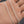 Zilveren ketting op hand, close-up. Fijne schakelketting, glanzend en elegant. Perfect voor sieradenliefhebbers en modeaccessoires.