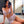 Vrouw in glinsterende tweedelige outfit maakt selfie in slaapkamer. Trendy mode, avondkleding, glamour, zelfportret, smartphone.