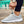 Grijze sportschoen met witte zool, casual en ademend ontwerp, ideaal voor hardlopen en dagelijks gebruik. Comfortabele pasvorm, trendy en functioneel.