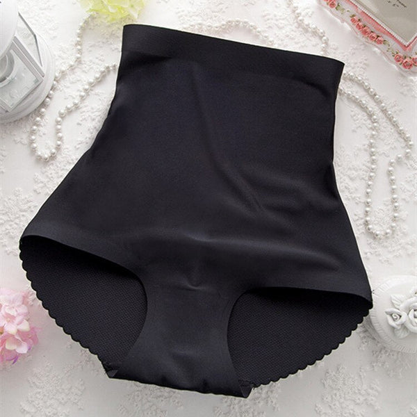 Zwarte hoge taille shapewear slip op witte achtergrond met parels en bloemen. Naadloos ontwerp, buikcontrole, comfortabele pasvorm.