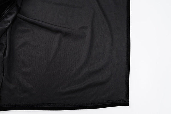 Zwarte zijden stof close-up, gladde textuur, luxe materiaal, geschikt voor kleding en interieur, hoogwaardige kwaliteit, elegant en duurzaam.