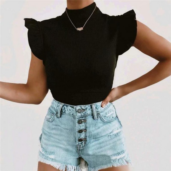 Zwarte geribbelde top met korte mouwen en hoge hals, gecombineerd met lichtblauwe denim shorts met knoopsluiting. Trendy damesmode outfit.