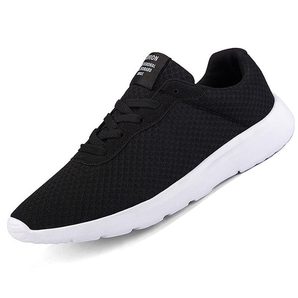 Zwarte sportschoen met witte zool, ademend mesh bovenwerk, geschikt voor hardlopen en casual gebruik. Comfortabele en modieuze sneaker.